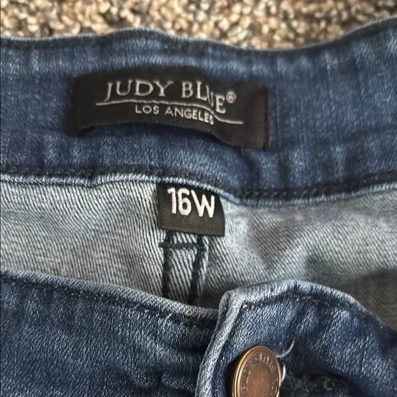 Judy Blue Classic Blue Skinny Fit Capris - Picture 2 of 4